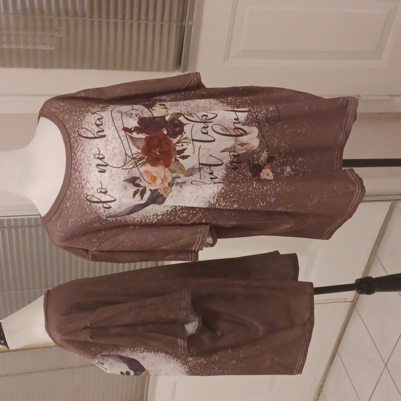 4/$80 New Purplish Pink Floral/Bull Print Tee - Size 4XL (US20) - NWOT - Picture 1 of 9